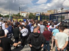 Beyoğlu Belediyesi görevlilerinin ek hizmet binasına girişleri engellendi, çalışanlar dışarı çıkarıldı, hizmet belediye önüne kurulan stantlarda verilmeye çalışılıyor