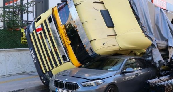 Polisten kaçan tır otomobillerin üzerine devrildi