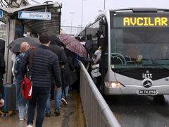 Metrobüste Hamile kadın doğum yaptı