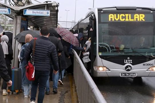 Metrobüste Hamile kadın doğum yaptı