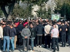 Gözaltına alınan Ahmet Özer’in götürüldüğü Fatih’de, Yurttaşlar emniyetin önünde toplanıyor!