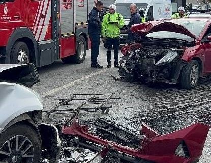 İki otomobil kafa kafaya çarpıştı!
