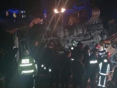 Malatya’da kazaya müdahale eden polisler TIR’ın altında kaldı