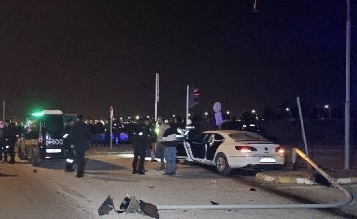 Dur’ ihtarına uymayan araç, polis memuruna çarptı…
