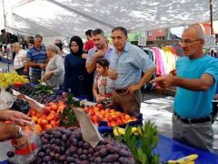 Akşam pazarında konuşan yurttaşlar: Akşam geliyoruz, çöpleri topluyoruz