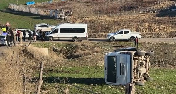 Diyarbakır’da öğrencileri taşıyan minibüs devrildi!