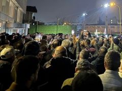 Yurttaşlar Halk TV’nin önünde toplandı!