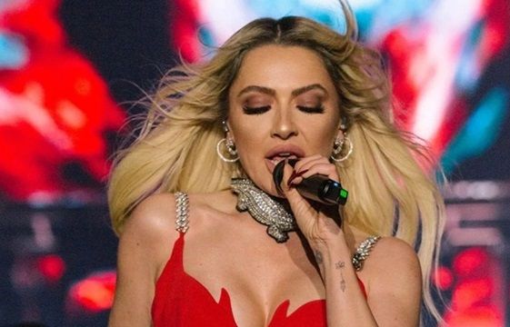 Hadise, ‘Ülkenin gerçek geleceği, gençlerimizin ellerinde’