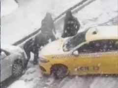 İstanbul’da yoğun kar yağışı kazalara sebep oldu…