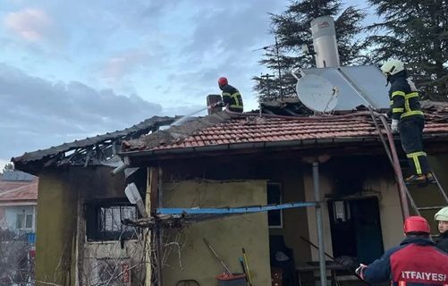 Alevlerin içinde mahsur kalan yaşlı kadın hayatını kaybetti