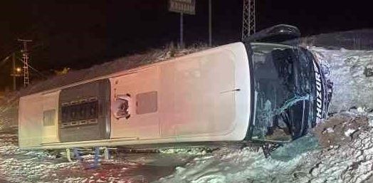 Otobüs devrildi: Çok sayıda yaralı var!