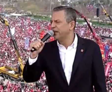 Özgür Özel,”Emekçiler hangi meydandaysa o meydanda onlarla kucaklaşacağız!
