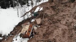 Artvin’de Bir ev heyelanda takla atarak devrildi!