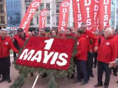 DİSK, Taksim Anıtı’na çelenk bıraktı, ‘Taksim yasağından vazgeçin, bu barikatları kaldırın!