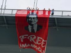 CHP’li milletvekilleri Boğaz Köprüsü’ne ‘İmamoğlu’na özgürlük’ pankartı astı…