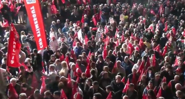 CHP’liler genel merkez önünde toplandı!
