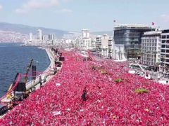 İzmir Gündoğdu Meydanı’nda ve tarihi Kordon’da insan seli oluştu…
