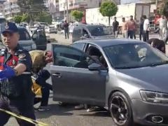 İzmir’de yolun ortasında otomobili taradılar!