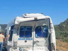 Muğla’da Beton mikseri ile yolcu minibüsü çarpıştı!