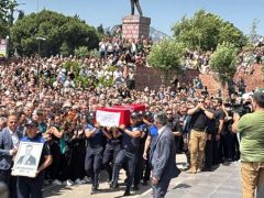 Türkiye, Ferdi Zeyrek’e veda ediyor, Özgür Özel konuşurken gözyaşlarını tutamadı…