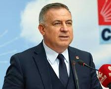 Gökan Zeybek’ten, ‘Yüzleri hiç kızarmadan demokrasi ayıbını kutluyorlar’