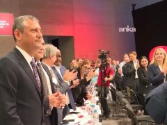 Özgür Özel Berlin’de ayakta alkışlandı…