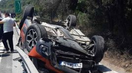 TEM Otoyolu’nda araç , bariyerlere çarpıp takla attı…
