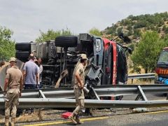 Diyarbakır’da yangına giden itfaiye aracı devrildi