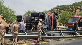 Diyarbakır’da yangına giden itfaiye aracı devrildi