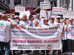 Eskişehir’de emeklilerden protesto, ”KRİZİN SORUMLUSU EMEKLİLER DEĞİL”