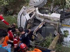 Yangınla mücadele felakete döndü, Tanker uçuruma yuvarlandı!