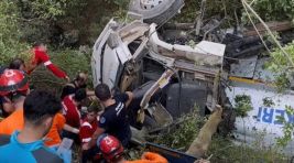 Yangınla mücadele felakete döndü, Tanker uçuruma yuvarlandı!