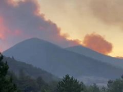 Kontrol altına alınan orman yangını, rüzgarın etkisiyle yeniden alevlendi