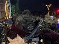 Kocaeli’de otomobil, bariyerlere çarparak takla attı…