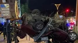 Kocaeli’de otomobil, bariyerlere çarparak takla attı…