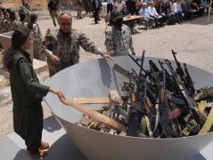 Terör örgütü PKK sembolik silah bıraktı