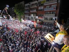 Özgür Özel ‘Belediye ekiplerimiz incelemelerini yapıyor, geçmiş olsun dileklerimizi iletiyoruz’