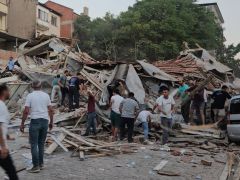SINDIRGI’DA DEPREM: EN AZ 10 BİNA YIKILDI, 2 KİŞİ ENKAZ ALTINDA KALDI