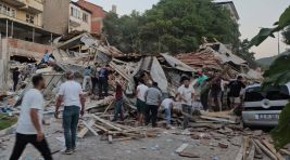 SINDIRGI’DA DEPREM: EN AZ 10 BİNA YIKILDI, 2 KİŞİ ENKAZ ALTINDA KALDI