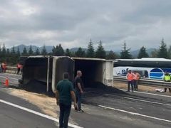Anadolu Otoyolu’nda kamyon devrildi