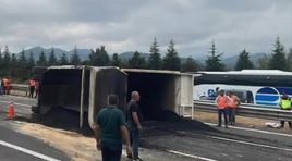 Anadolu Otoyolu’nda kamyon devrildi