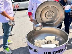 Memurlar bakanlık önünde kazanda taş kaynattı…