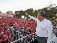 İstanbul Valiliği’nden CHP mitingi öncesi, Şişhane metro istasyonunun çıkışları kapatıldı