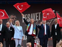 Özgür Özel,‘AKP’YE GEÇMEYENLERE KELEPÇE, AKP’YE GEÇENLERE ROZET’