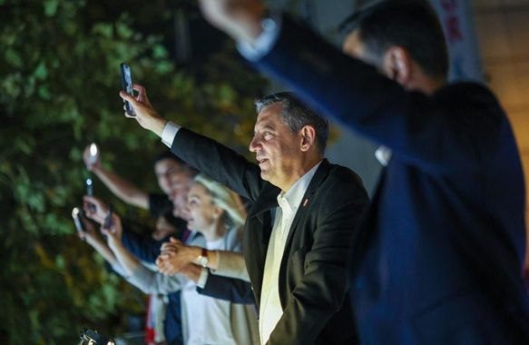 Özgür özel, “BU ÜLKENİN GELECEĞİ SİZİNLE AYDINLANACAK”