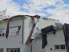 Adana’da hortum, Okulu vurdu, çatıyı uçurdu, ağaçları devirdi
