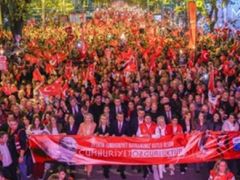 On binler Kadıköy’de Cumhuriyet için yürüdü!