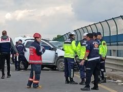 Sakarya’da iki otomobil kafa kafaya çarpıştı