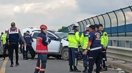 Sakarya’da iki otomobil kafa kafaya çarpıştı
