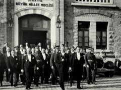 Cumhuriyet ‘Yaşasın’ sesleri ve alkışlarla ilan edildi…